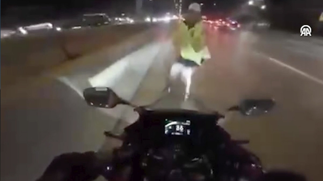 Maltepe'de motosiklet sürücüsünün trafik polisine çarpması kamerada