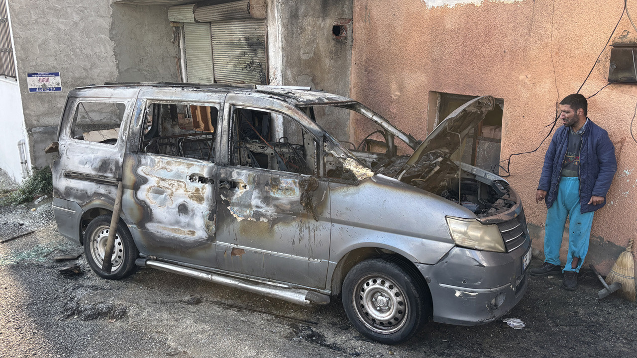 Samsun'da tcari araç park halinde alev alev yandı