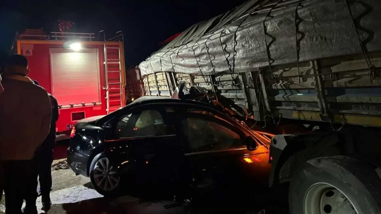 Feci kaza! Otomobil tırın altına girdi: 1 ölü