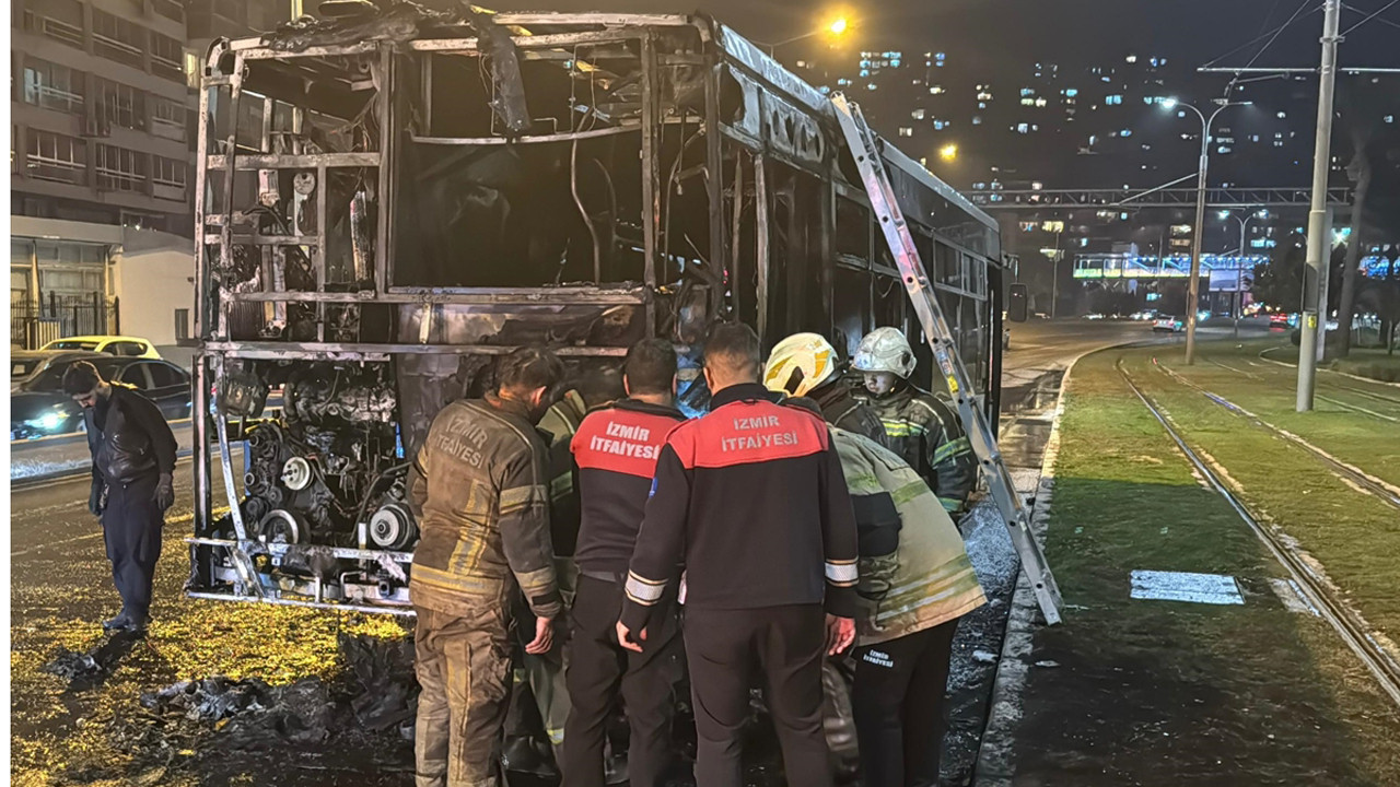 İzmir'de seyir halindeki belediye otobüsü yandı