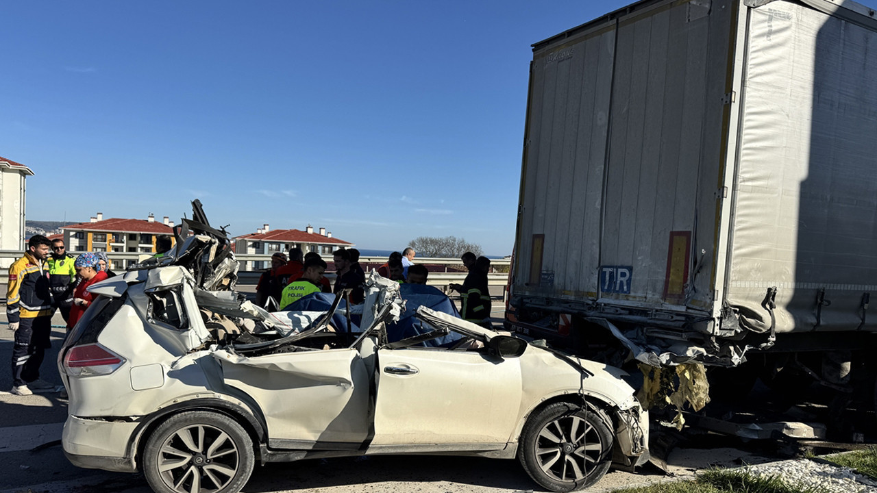 Otomobil park halindeki TIR'a çarptı! Aracın haline bakın