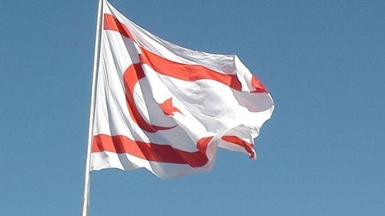 Rumların sınırda bayrak yakmasına KKTC'den tepki