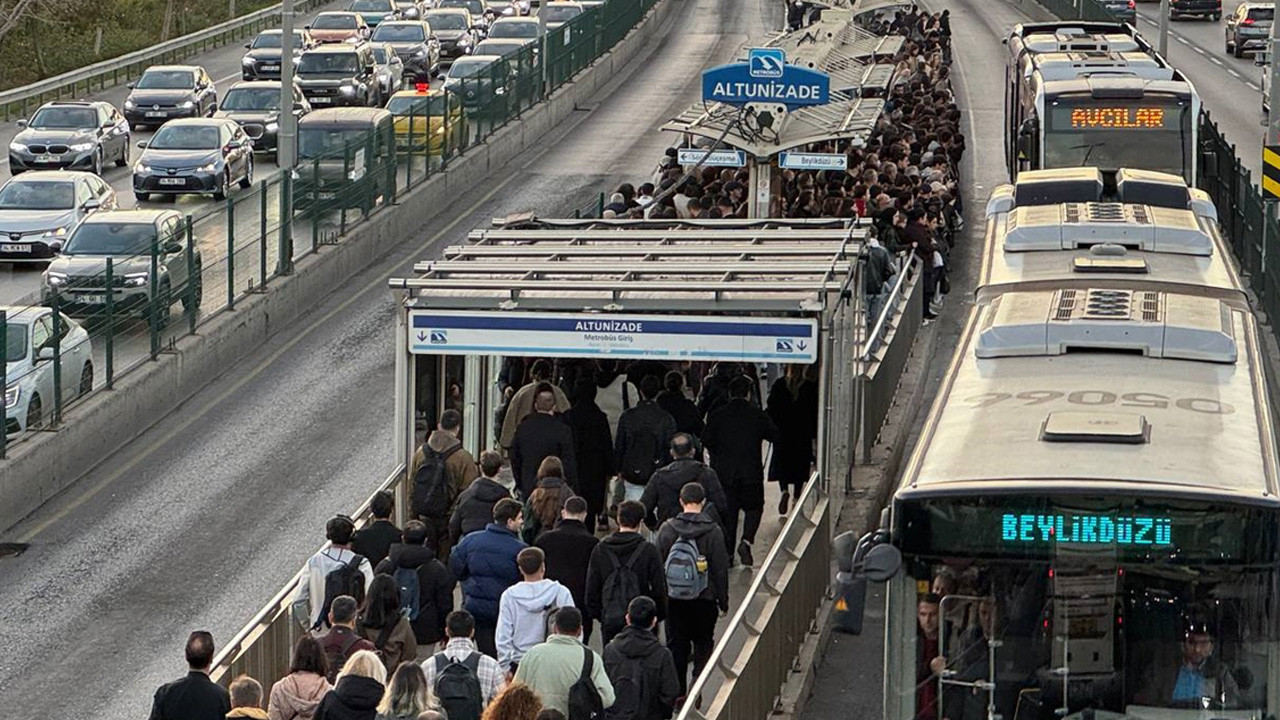 Okulların açılmasıyla İstanbul'da trafik kilitlendi! Yoğunluk yüzde 80'e çıktı
