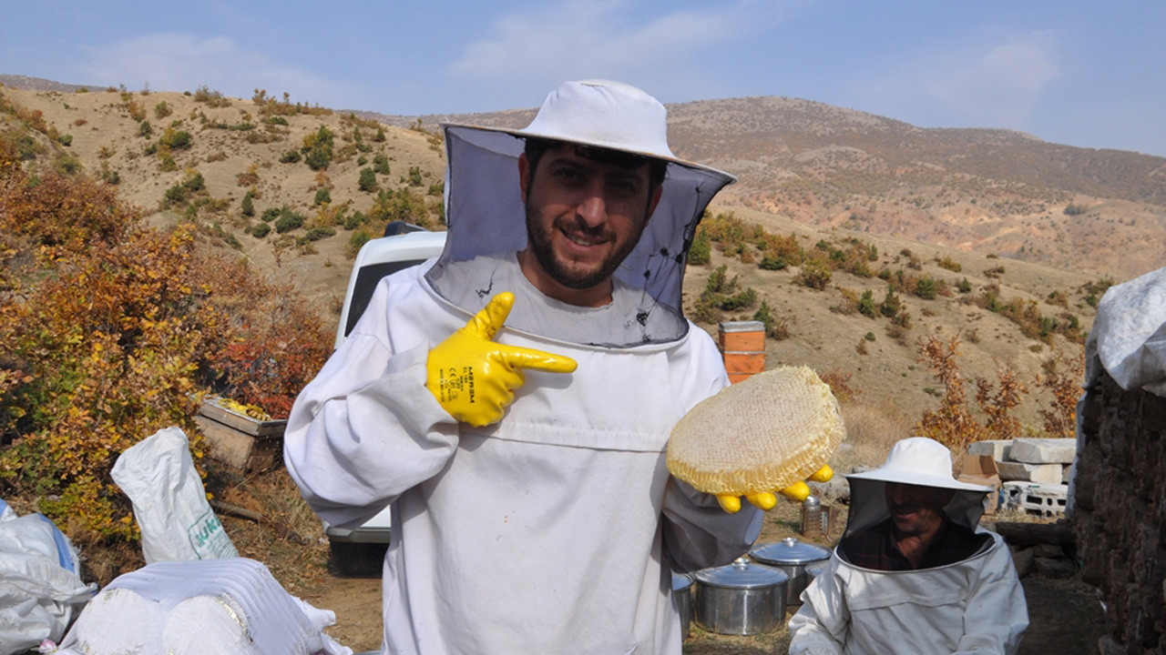Bitlis'te 3 bin metre rakımda katkı maddesiz bal hasadı başladı