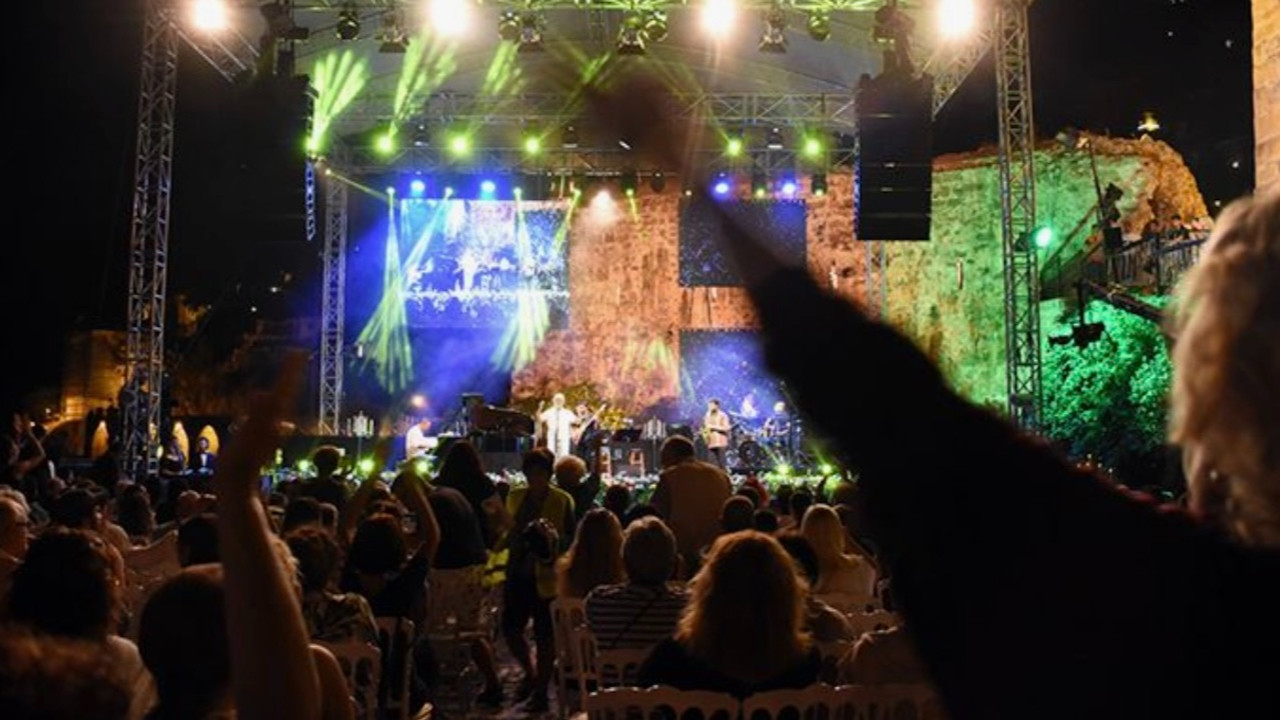 Ünlülerin yılbaşı programları belli oldu! Hangi sanatçı nerede sahne alacak?