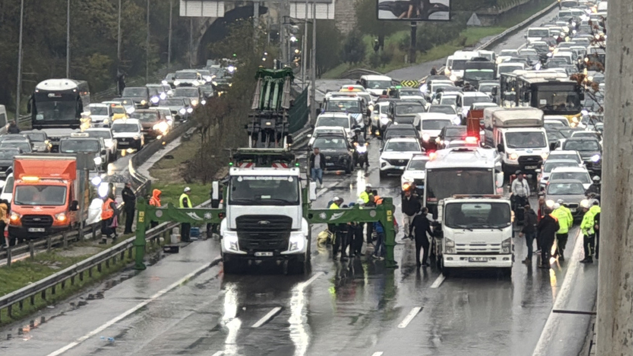 Havalimanı çalışanlarını taşıyan minibüs devrildi