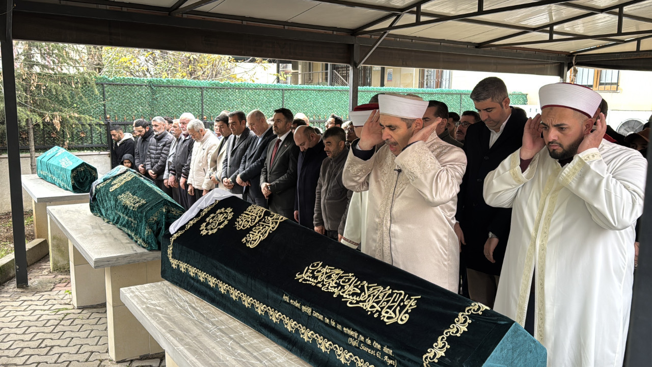 Pendik'te yangında ölen 3 çocuğun naaşı toprağa verildi...