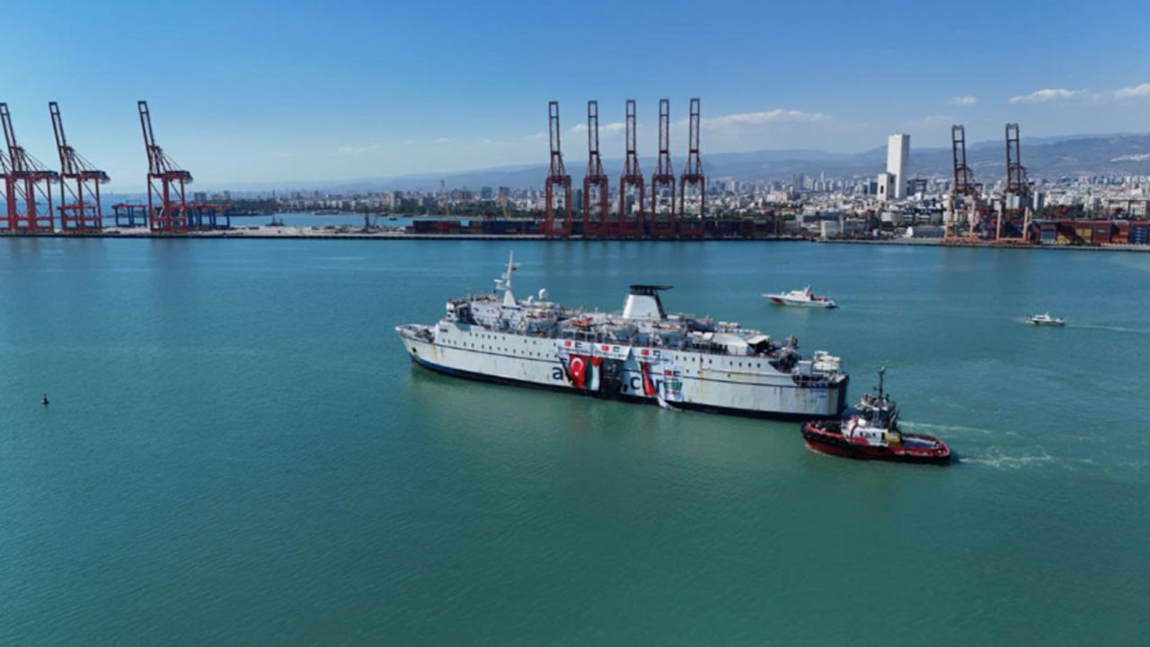Türk Kızılayın Gazze için hazırladığı 19. "İyilik Gemisi" Mersin limanından uğurlandı