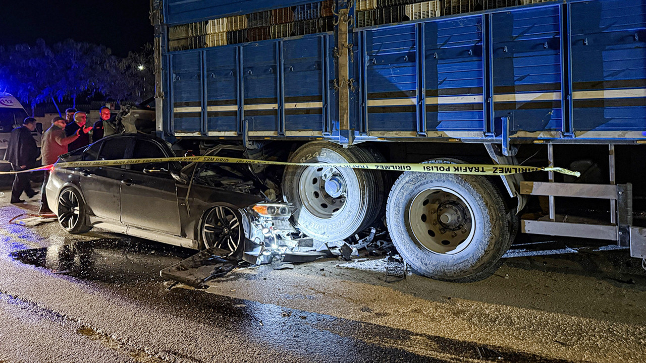 Adana'da otomobil kampona çarptı altına girdi 1 kişi öldü, 2 kişi yaralandı