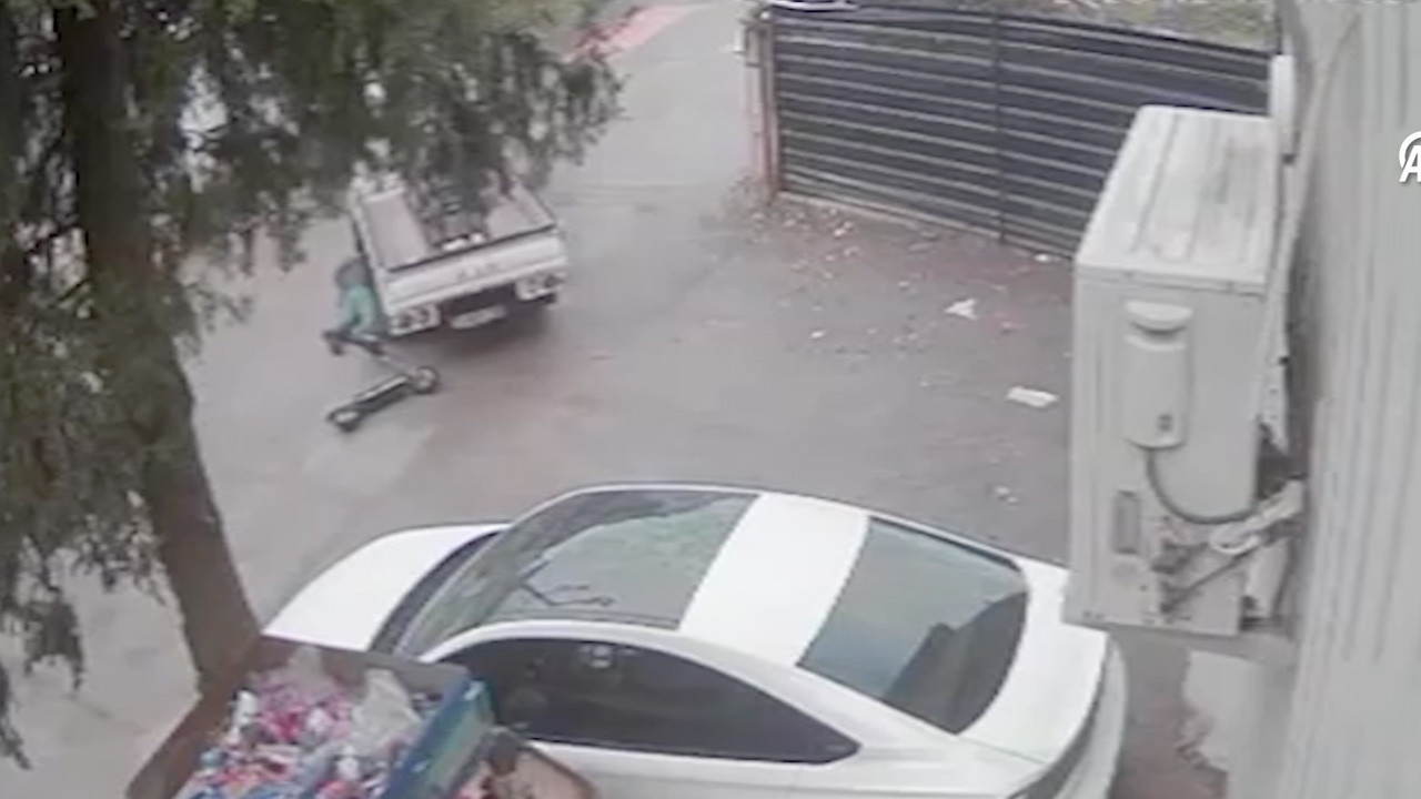 Bursa'da kamyonete çarpan elektrikli skuterin sürücüsü öldü o anlar güvenlik kamerasında