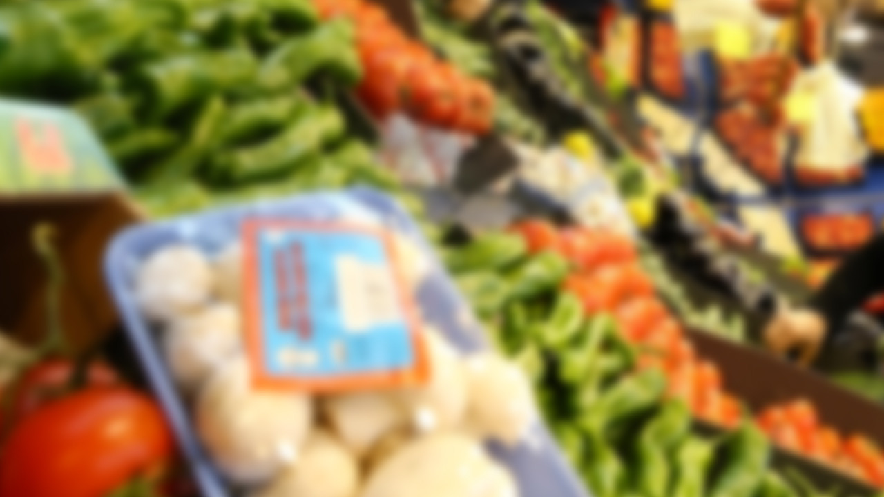 Son kullanma tarihi geçmiş ürünlerin etiketlerini silip yeniden satışa sundu