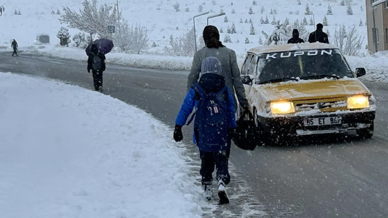 O ilde yoğun kar yağışı! Uçak seferleri rötar yaptı