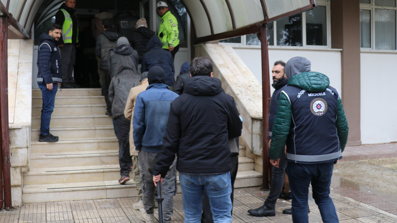 Amasya'da tır dorsesinde 42 düzensiz göçmen yakalandı