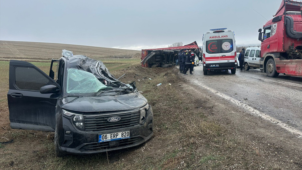 Çorum'da seyir halindeki aracın üzerine tır devrildi