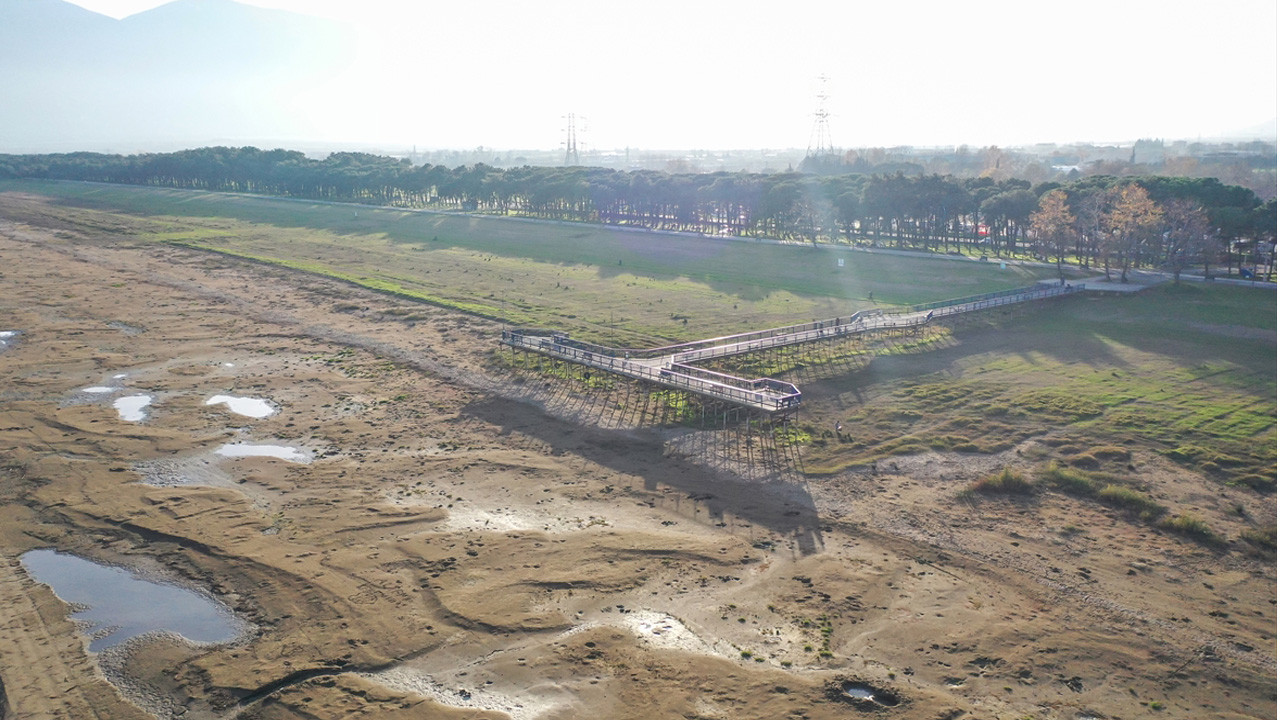 Feribotun yanaştığı yere yürüyerek gidiliyor! İznik Gölü alarm veriyor