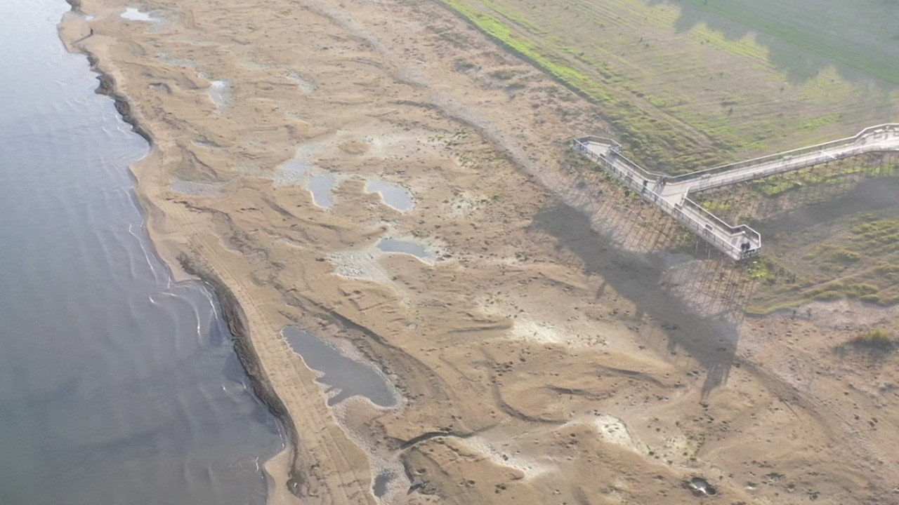Feribotun yanaştığı yere yürüyerek gidiliyor! Marmara'nın en büyüğünde durum çok kötü