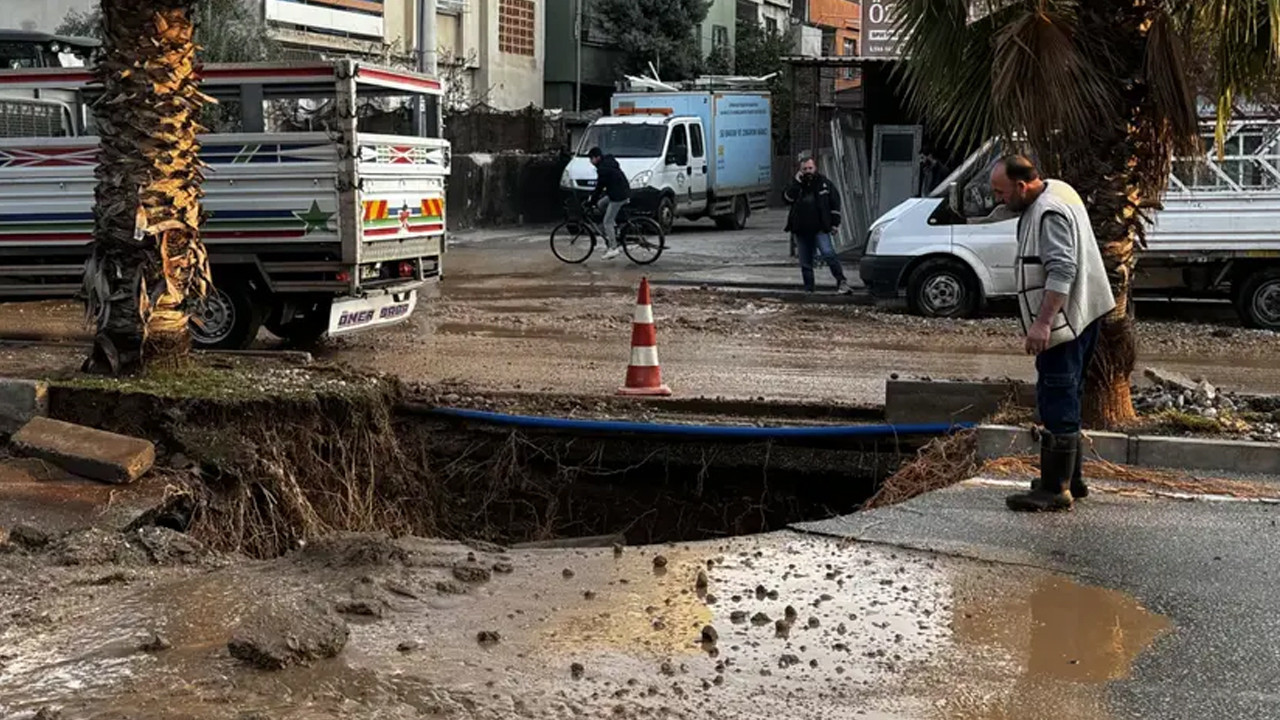Adana'da su borusu patladı yollar göle döndü