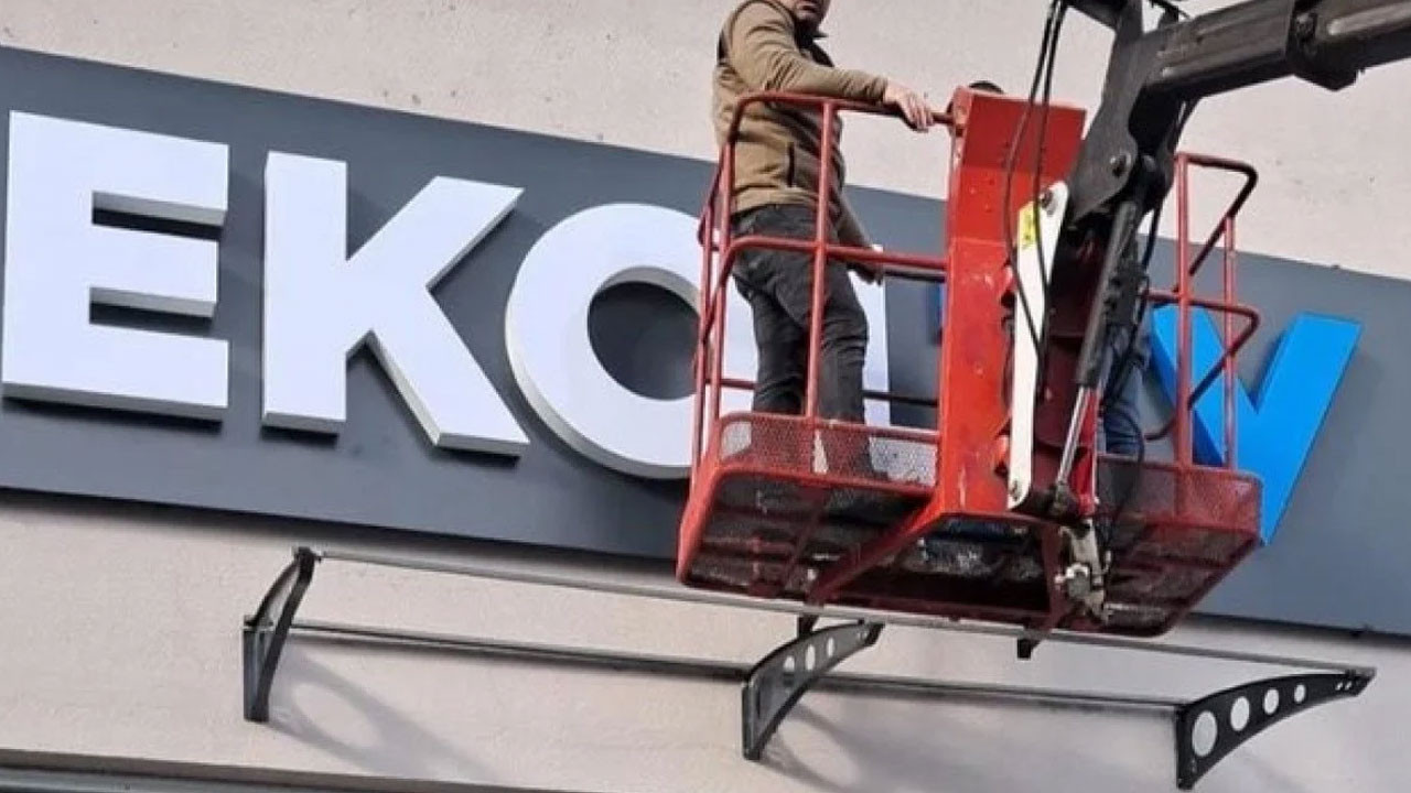 Kapanan EKOL TV'nin tabelası söküldü