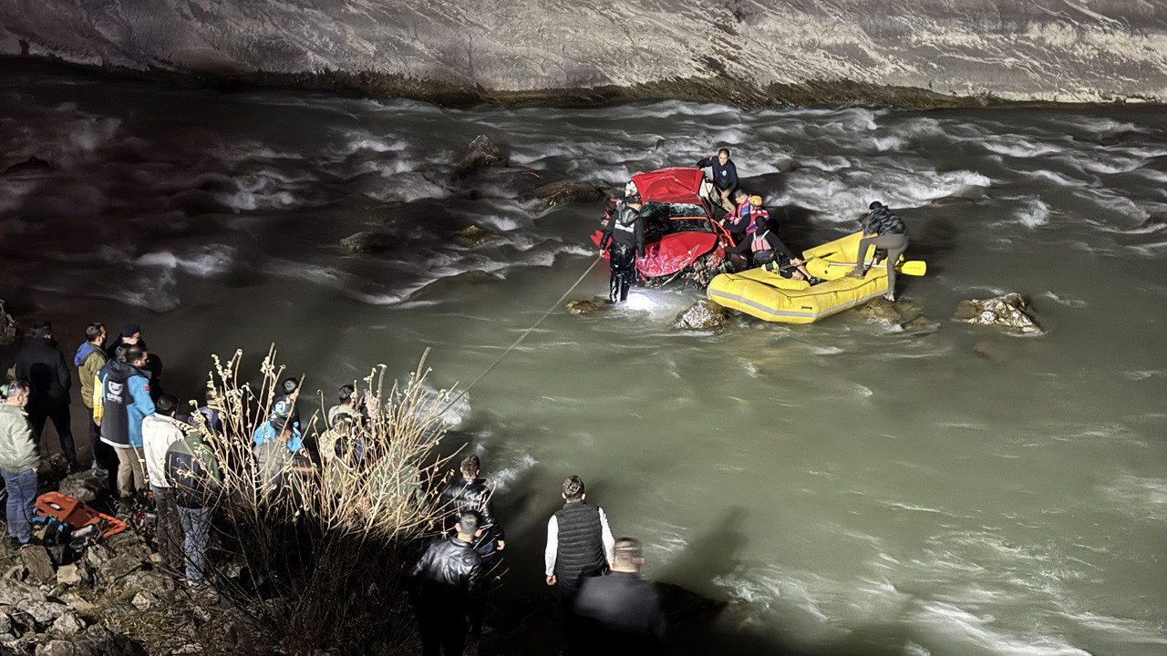 Hakkari'de araç 250 metrelik uçurumdan Zap suyuna düştü