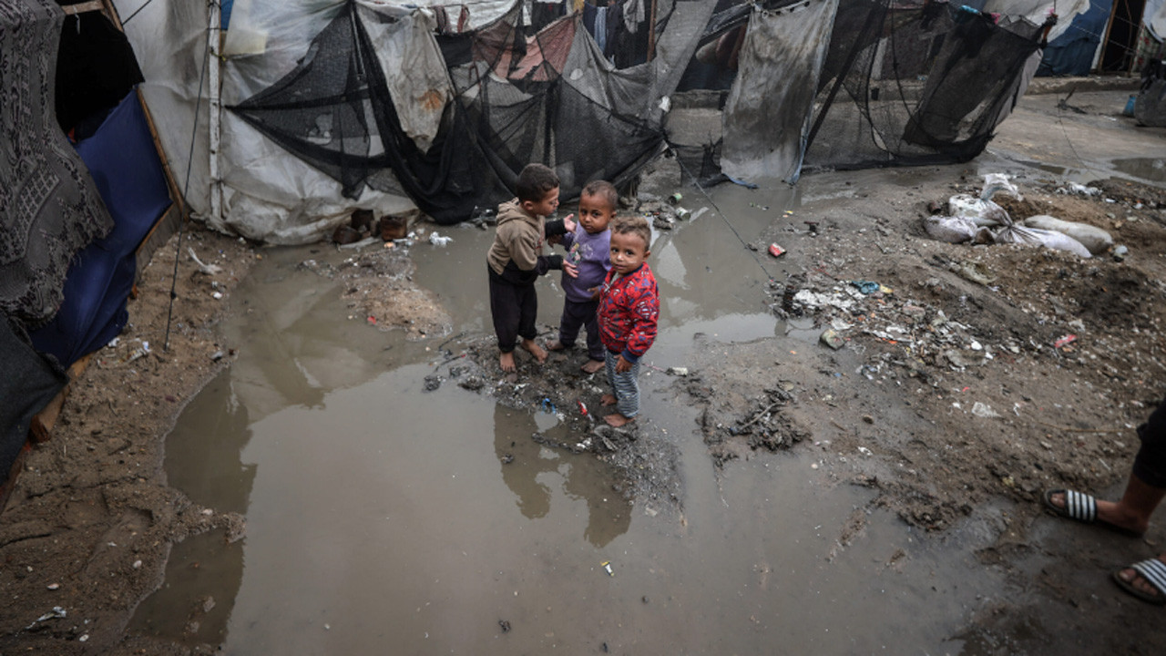 Olumsuz hava koşulları Gazze’de, yerinden edilenlerin dramını daha da ağırlaştı