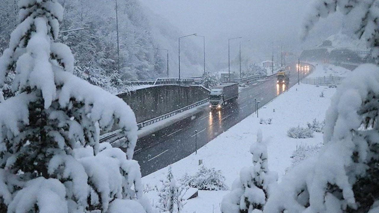 Kar kalınlığı 10 santimetre oldu! Bu yolu kullanan…