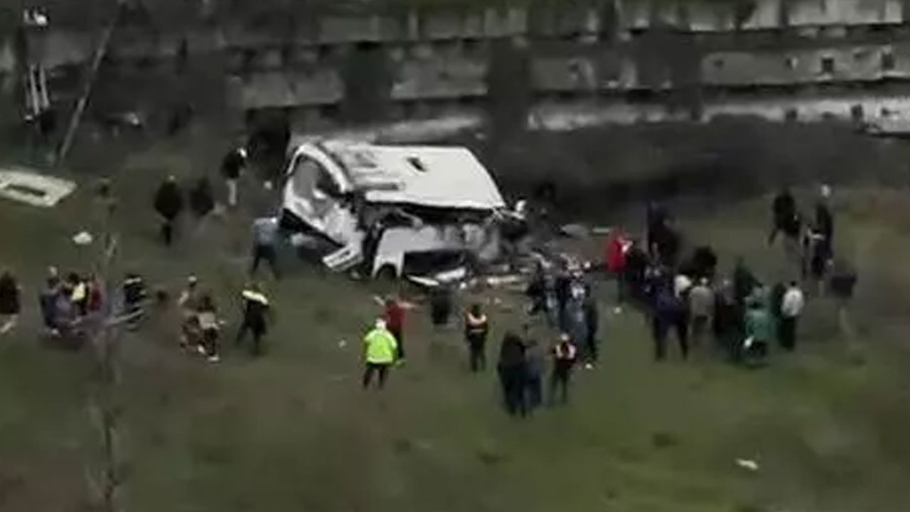 Esenyurt'ta otobüs şarampole yuvarlandı: Ölü ve yaralılar var!