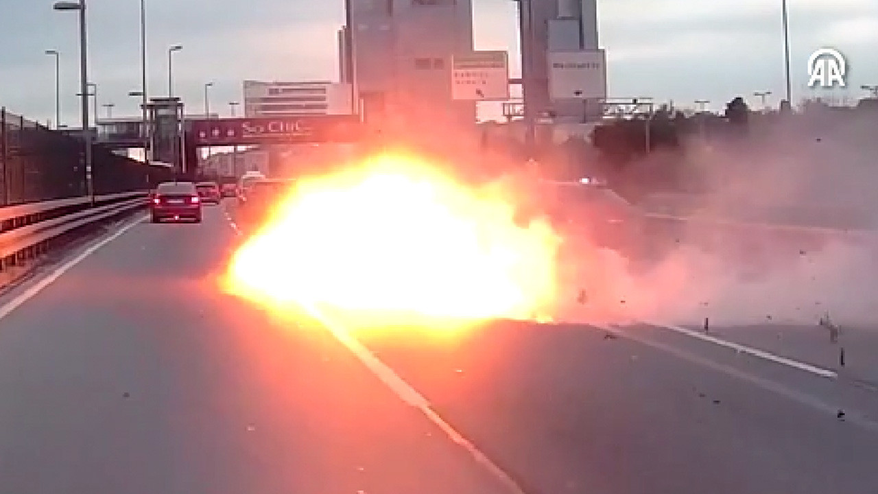 Şişli'de bariyerlere çarpan otomobil alev aldı! Kaza anı kamerada