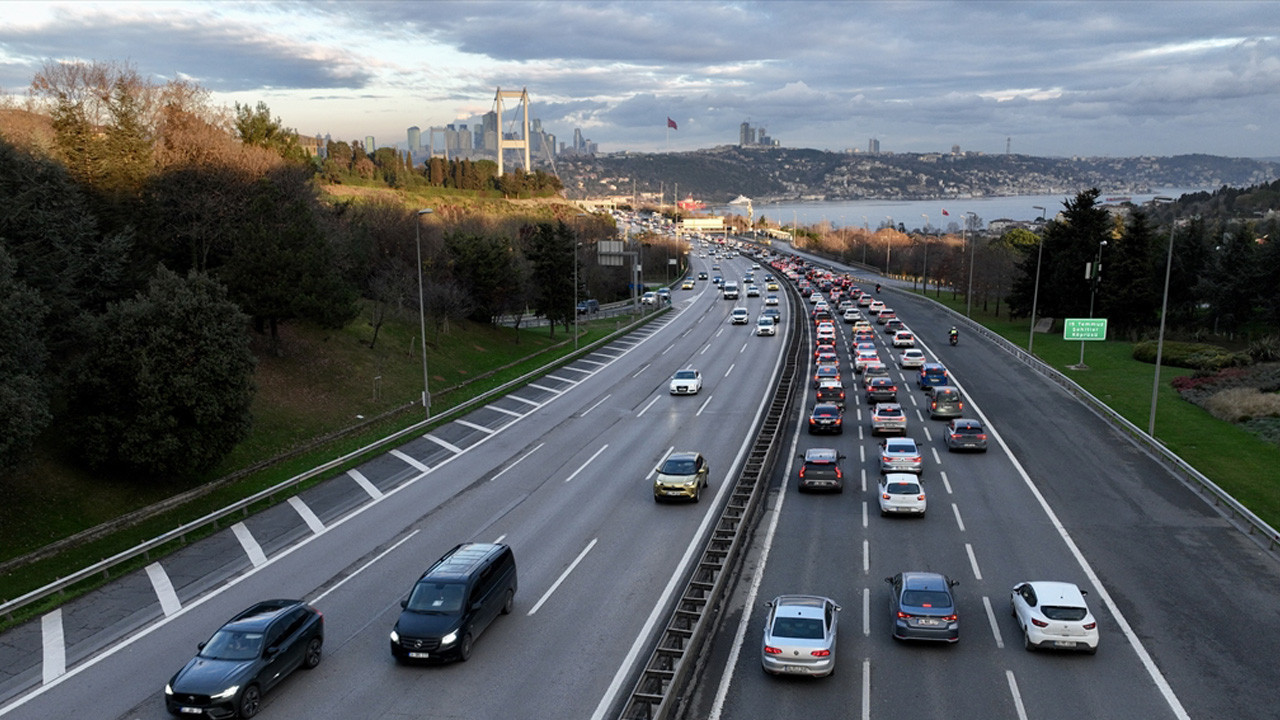 İstanbul'da haftanın ilk iş gününde trafik yoğunluğu yüzde 65'e çıktı