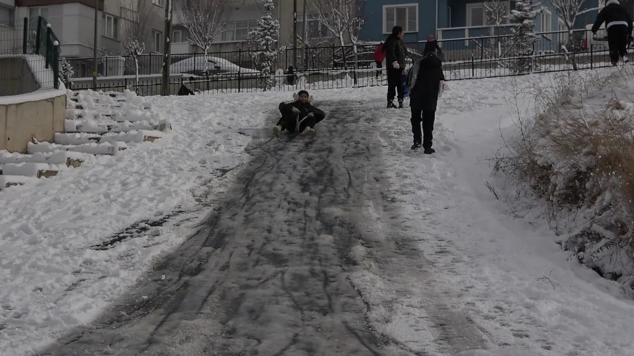 Kastamonu'da kar yağışı! Bazı yollar ulaşıma kapandı...
