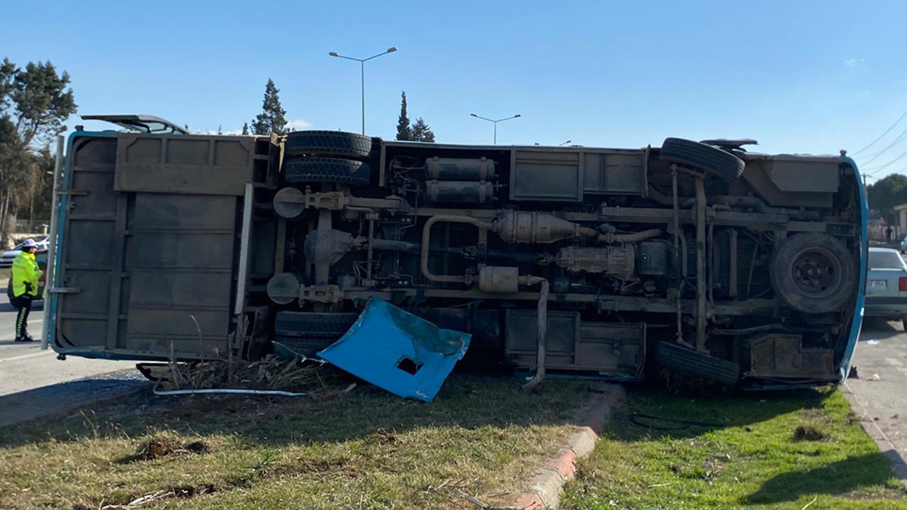 Halk otobüsü araca çarptı! Feci kazada çok sayıda yaralı var