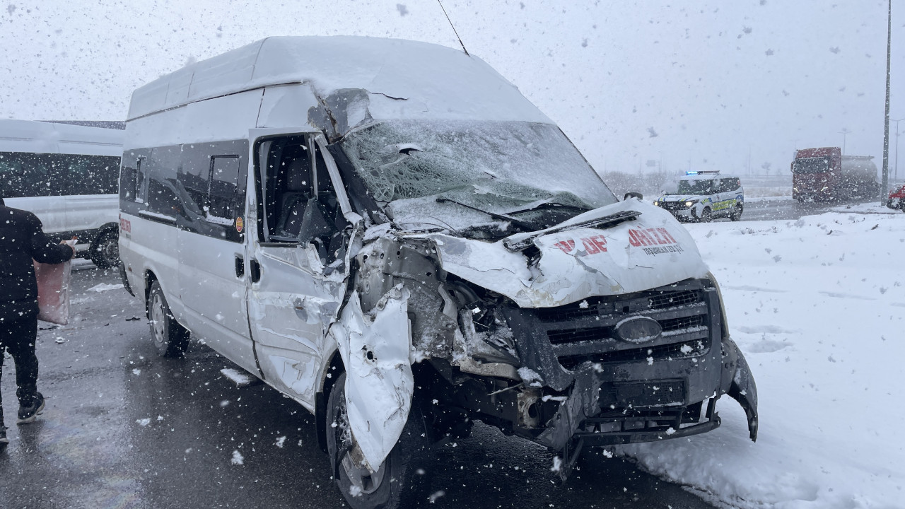 Kayseri'de işçi servisi tır ile çarpıştı: 11 kişi yaralandı