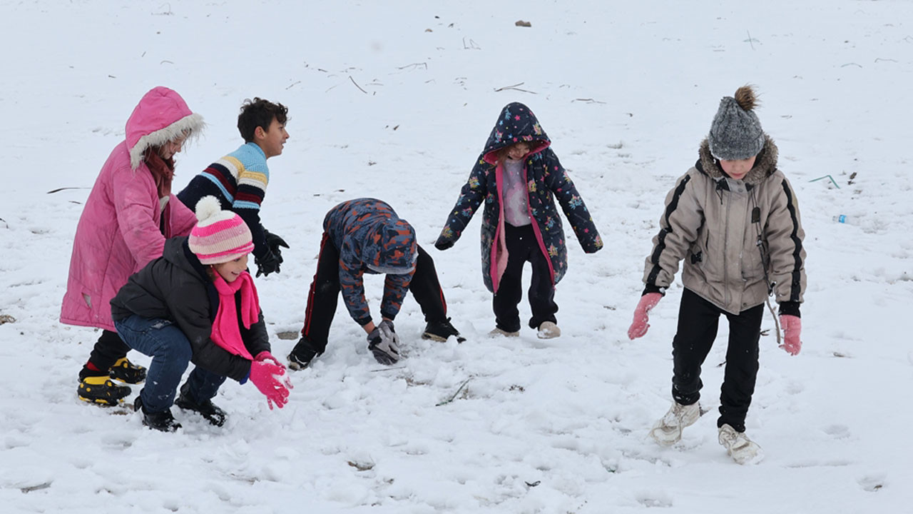 Suriye'nin kuzeyinde uzun yıllar sonra kar yağdı