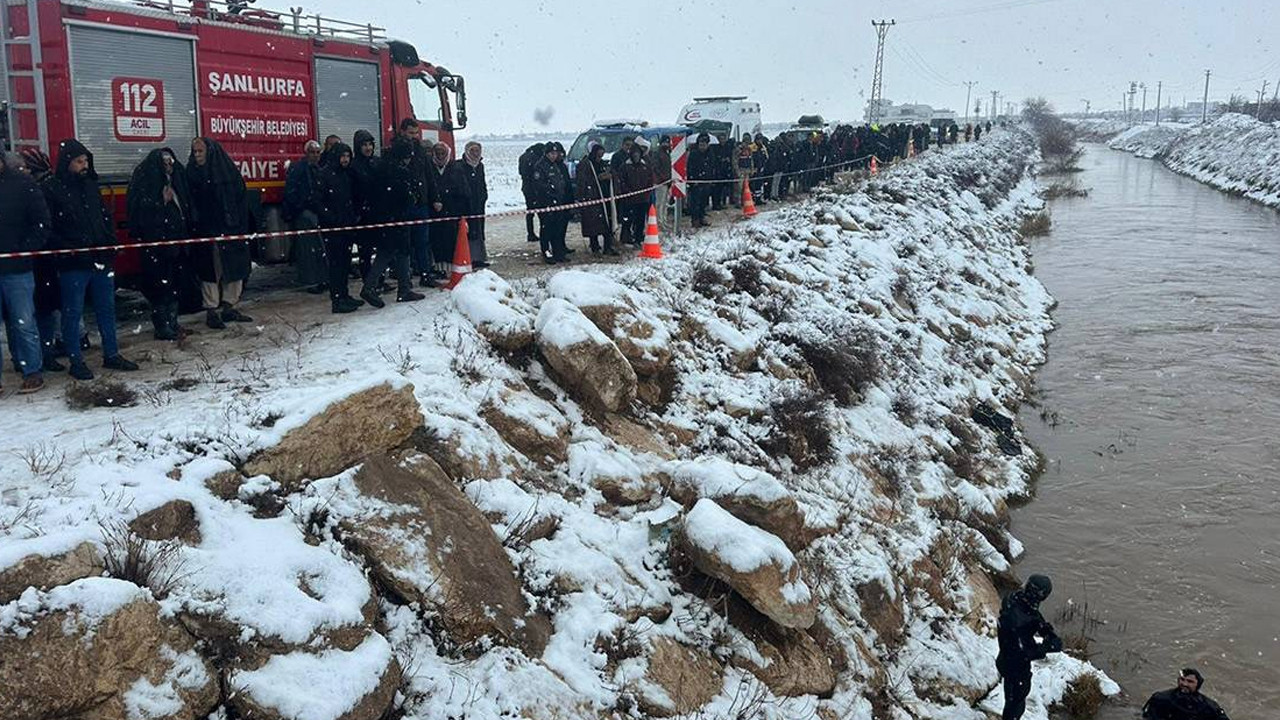 Okul yolunda facia! Otomobil sulama kanalına devrildi: 4 kayıp