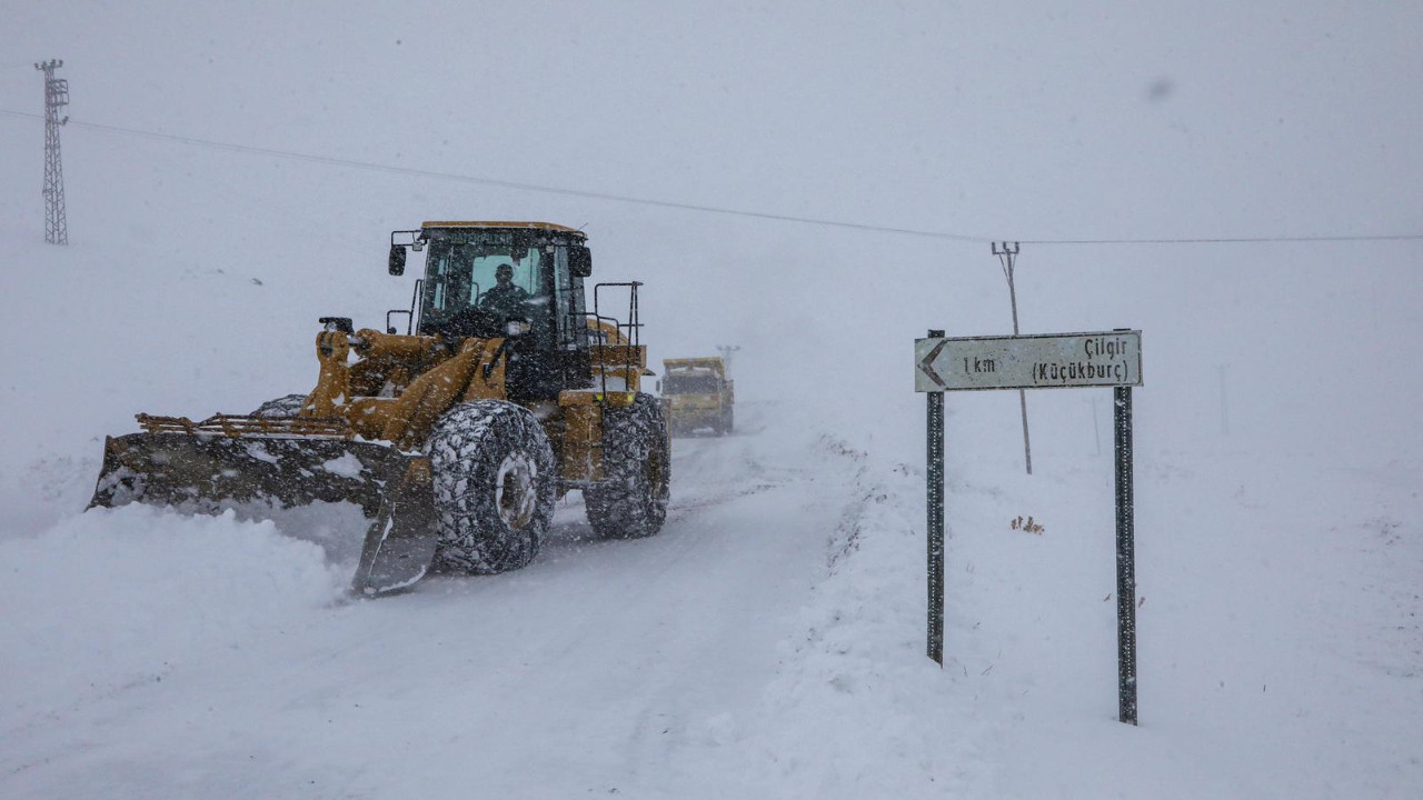 Van'da kar ulaşımı durdurdu! 389 yerleşim yeri kapandı