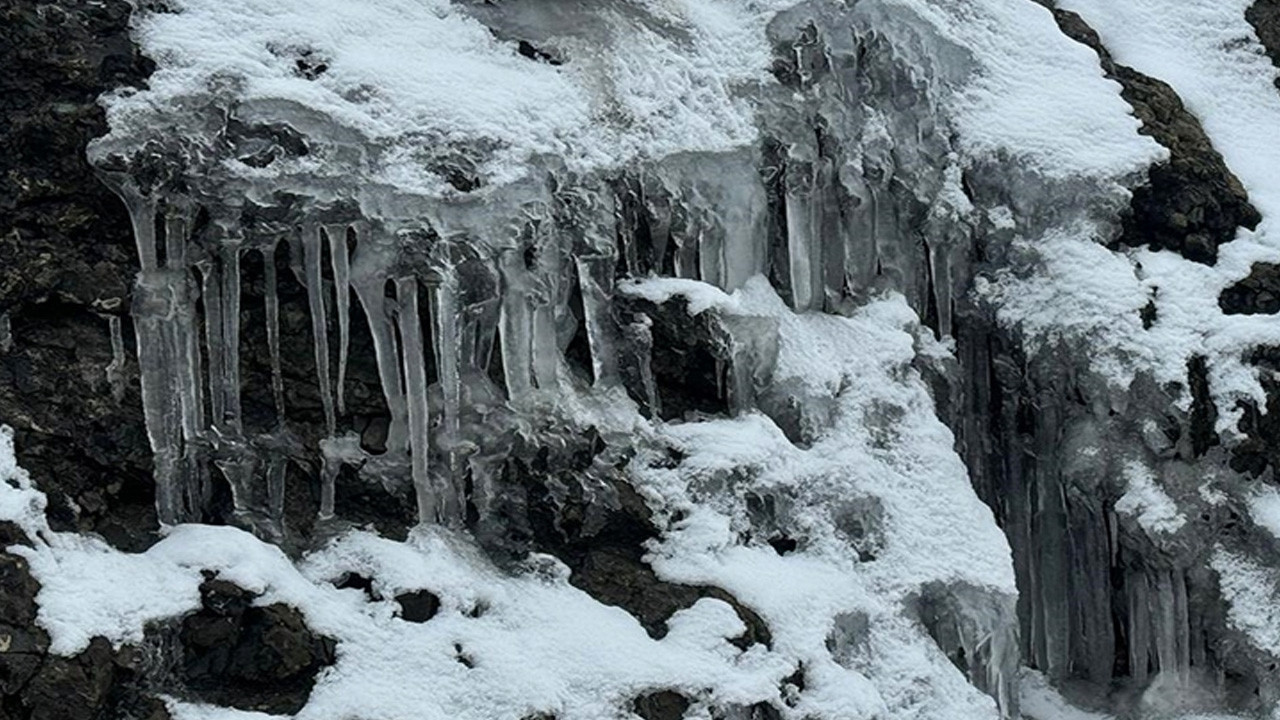 Termometre eksi 28 dereceyi gösterdi! Şehir resmen buz buttu