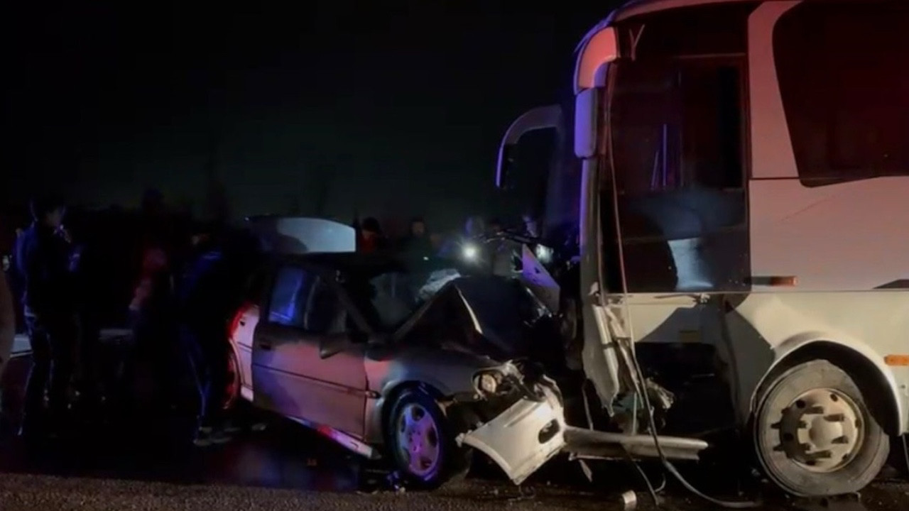 Balıkesir'de işçi servisi ile otomobil çarpıştı: 1 ölü, 13 yaralı