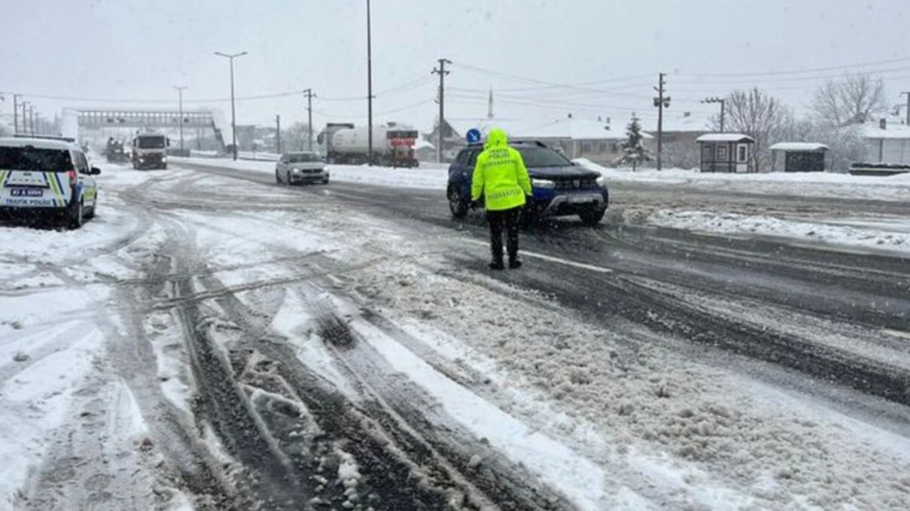 Bolu Dağı kar yağışı nedeniyle ağır tonajlı araçlara kapatıldı