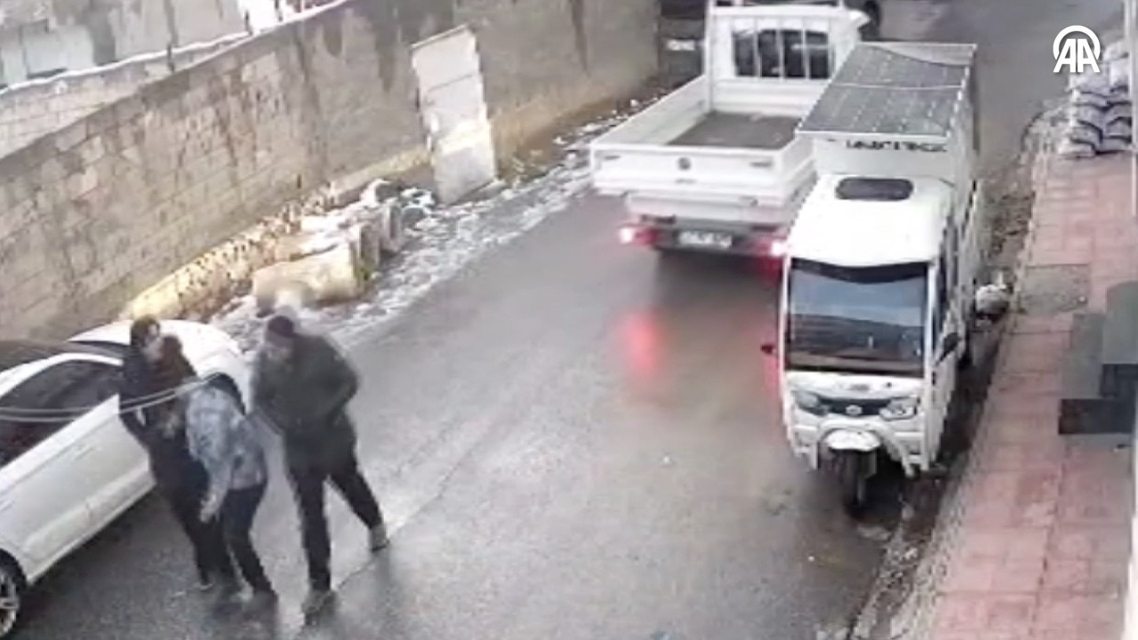 Kopan elektrik teli yolda yürüyen kişilerin üzerine düştü! Dumanlar çıktı