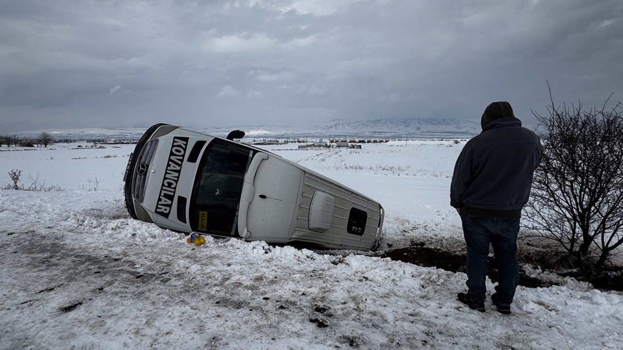 Elazığ'da yolcu minibüsü şarampole devrildi!