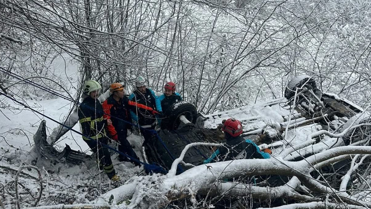 Otomobil uçuruma yuvarlandı! Çok sayıda yaralı var