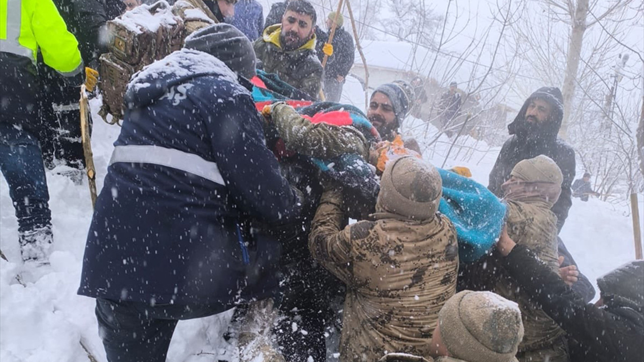 Van'da çığ altında kalan kadın hastanede hayatını kaybetti