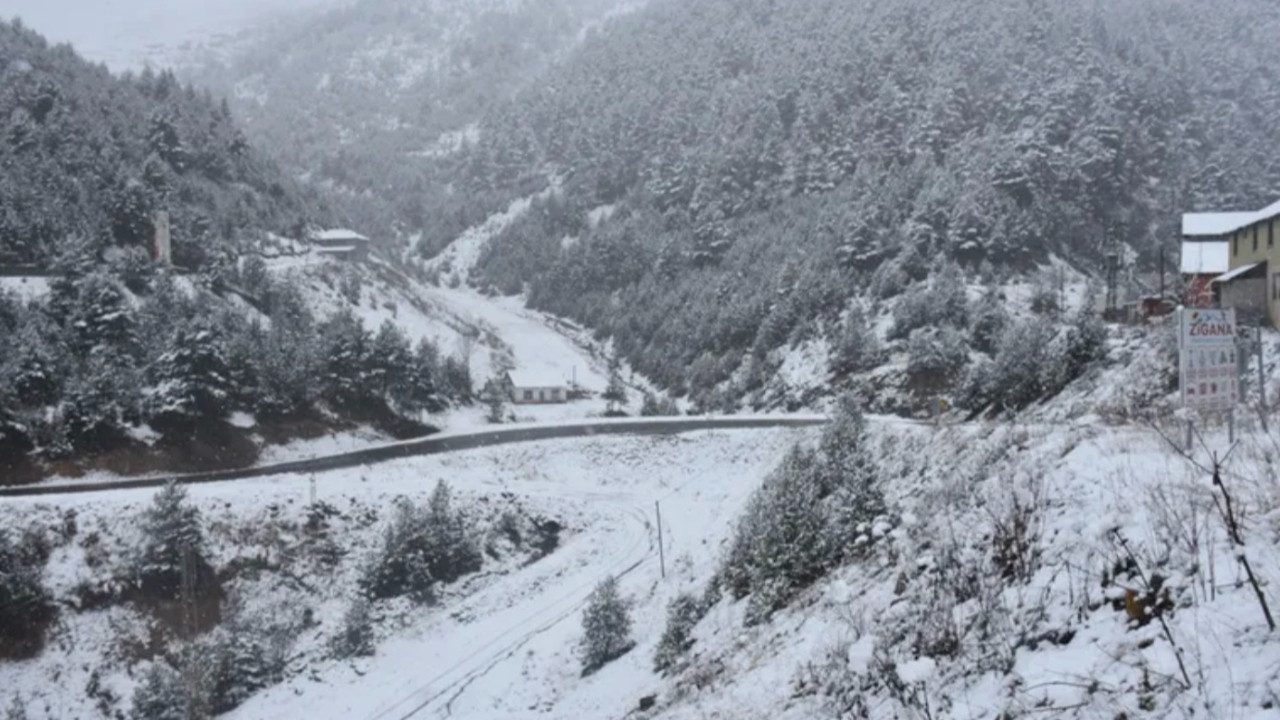 Zigana Dağı'nda kar! Yağış nedeniyle ulaşım sorunu yaşanıyor