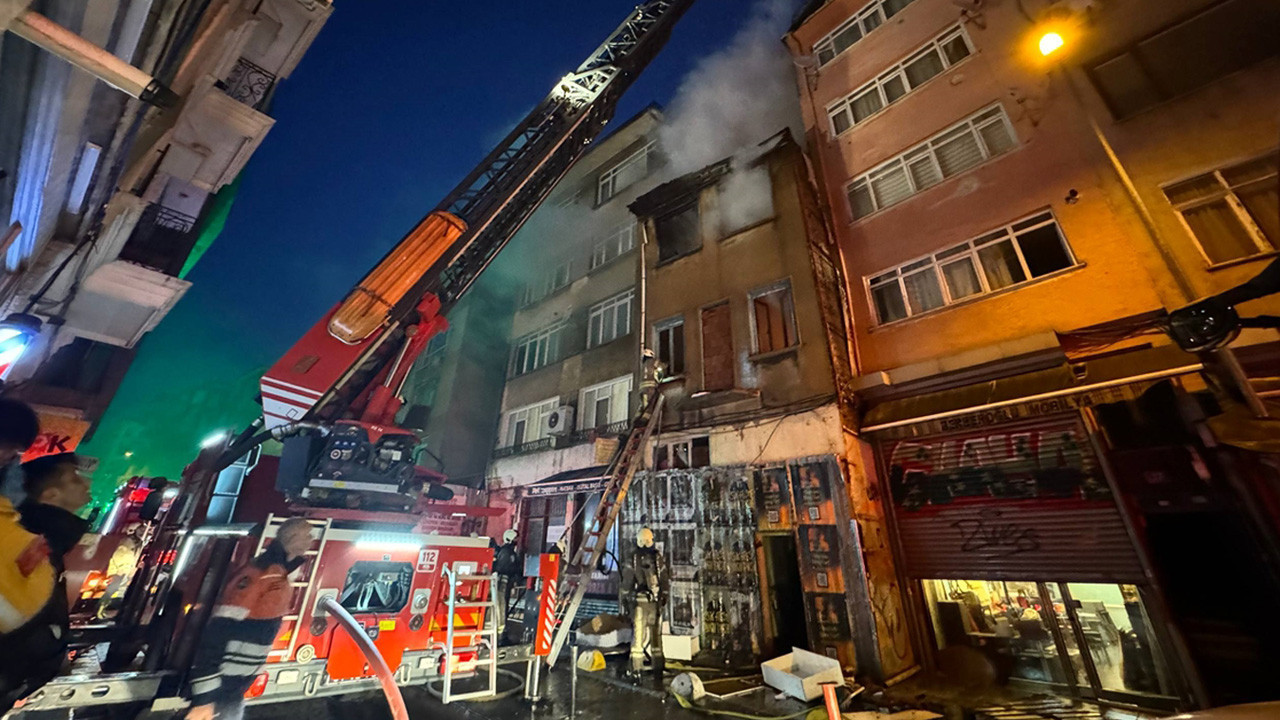 Kadıköy'de metruk binada yangın! Pencereden atlayan kişi ağır yaralandı