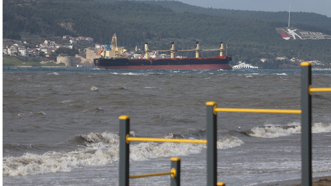 Çanakkale Boğazı transit gemi geçişlerine kapatıldı