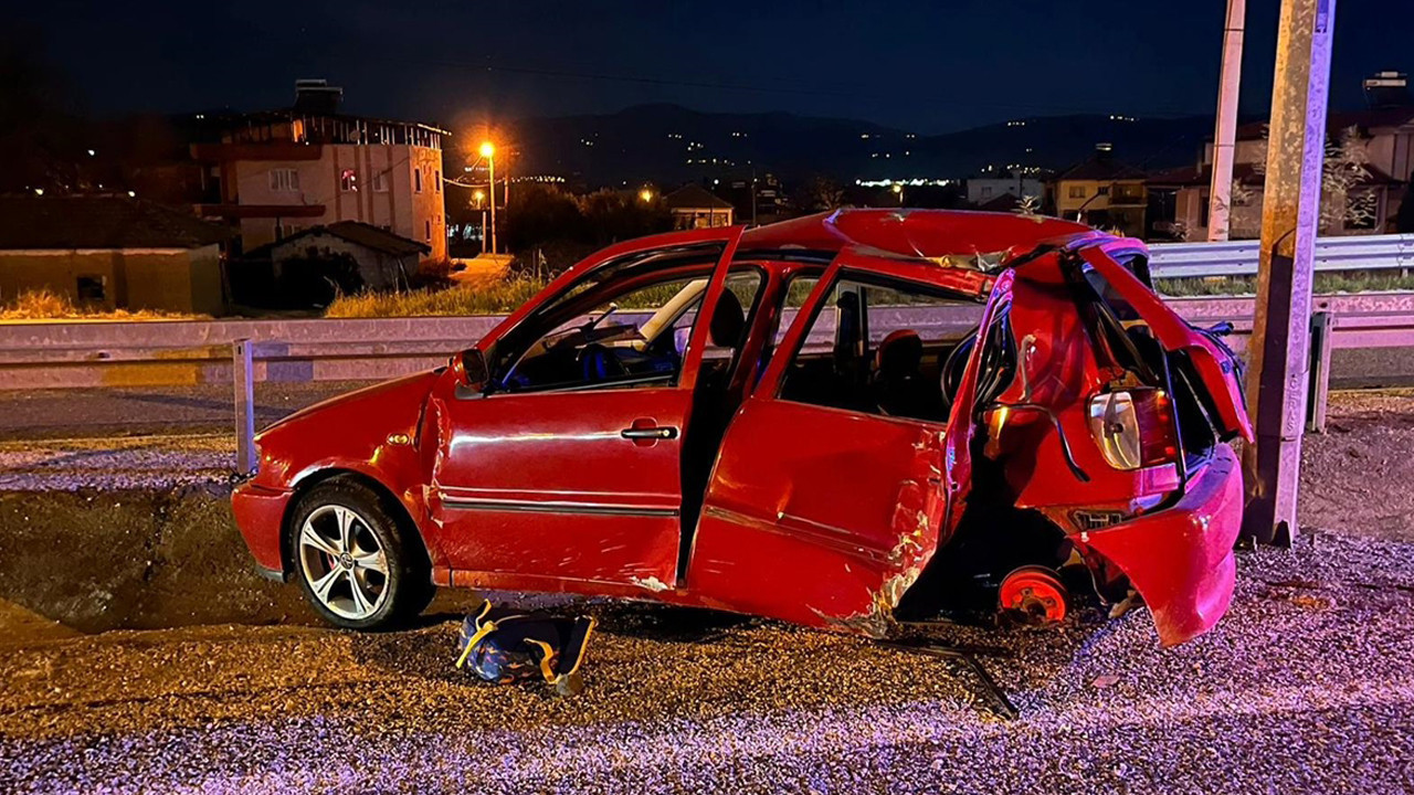 Otomobil elektrik direğine çarptı! Sürücü ağır yaralandı, eşi ile oğlu yaşamını yitirdi
