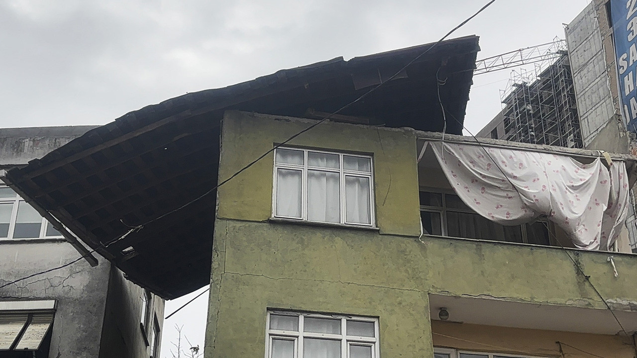 İstanbul'da lodos! Kopan çatıdan düşen parçalar araçlara zarar verdi