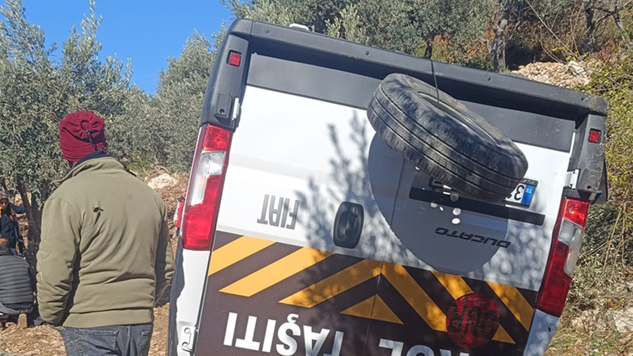 Hatay'da kaza! Öğenci servisi devrildi yaralılar var