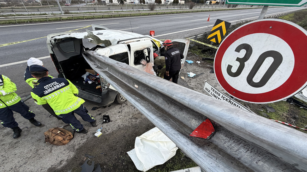 Bariyere saplanan hafif ticari araçtaki 2 kişi öldü!