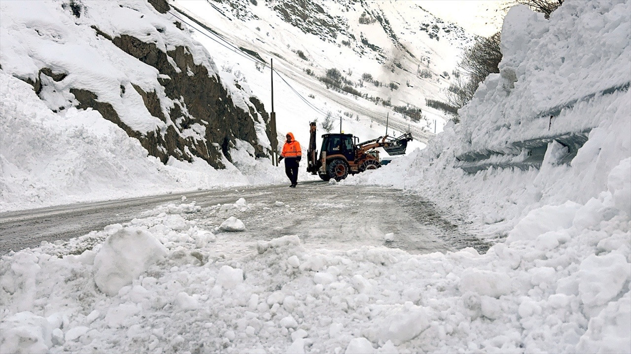 Hakkari'de karla mücadele çalışmaları sürüyor...