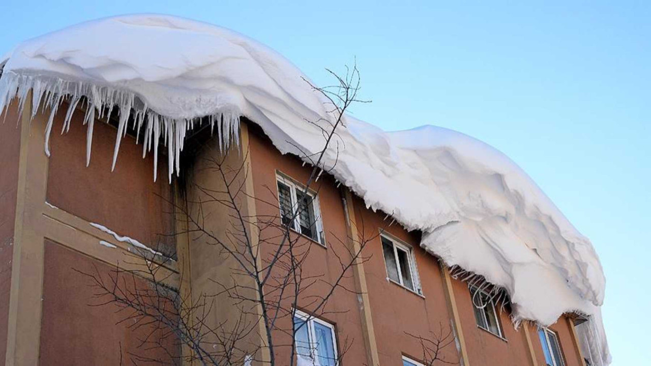 Acı haber! Çatıdan düşen kar kütlesi can aldı!
